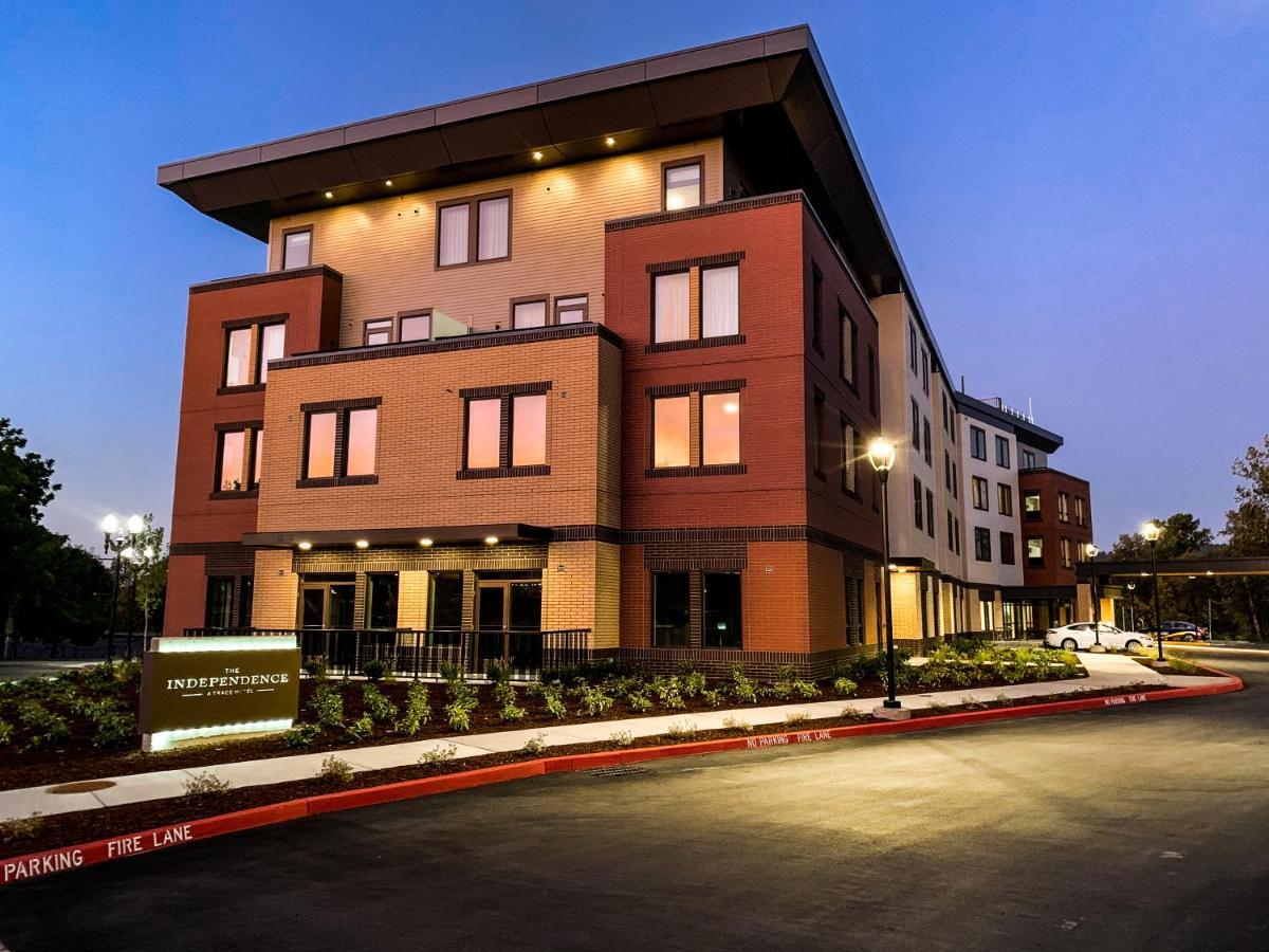 The Independence Hotel Экстерьер фото